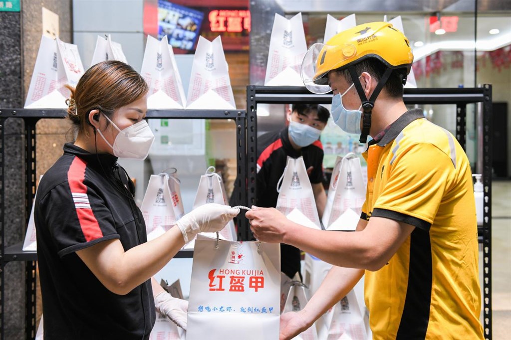 6月5日晚,外賣騎手到上海紅盔甲(天鑰橋店)取餐。