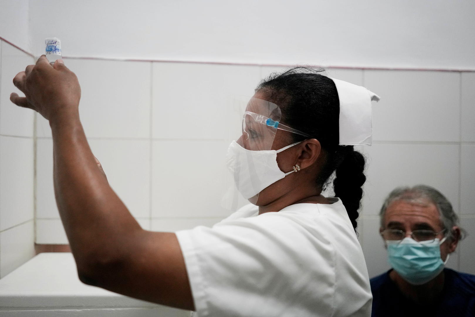 ↑古巴公民注射古巴自主研制的新冠疫苗“阿夫达拉”