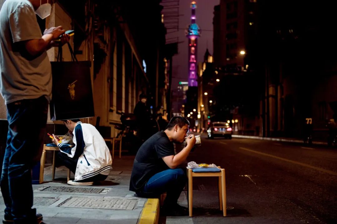 6月1日晚,上海街头吃夜宵的消费者。图/澎湃影像