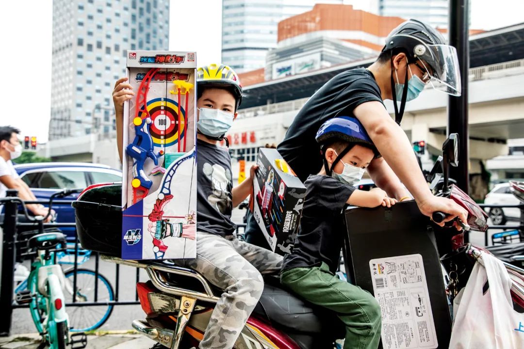 6月1日,上海,人们外出购买儿童节礼物。图/IC