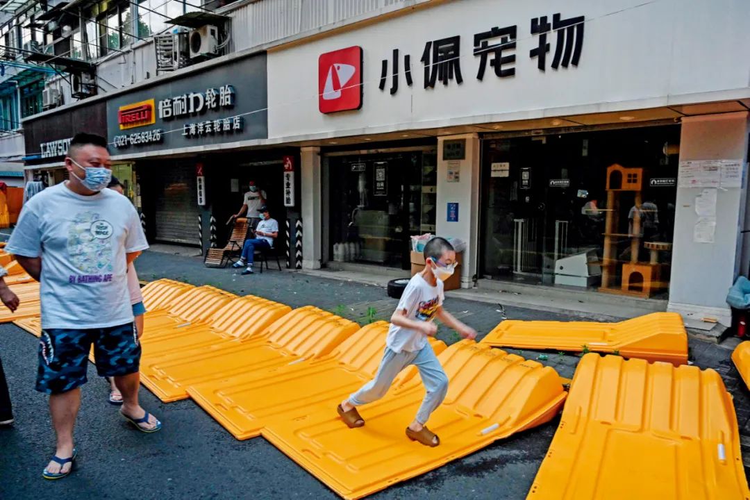 5月31日,上海静安区一社区拆除封控挡板。图/人民视觉