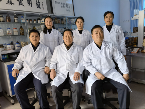 王绍柏教授与春森菌业科技人员合影