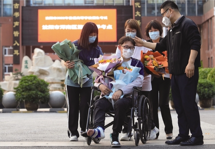 来自沈阳市第五十一中学的王琪阳，在考前二十多天不慎伤了右脚踝，他是坐着轮椅来参加的高考。辽沈晚报记者 查金辉 摄