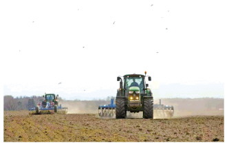 图为农民在俄罗斯列宁格勒州一农场内播种春小麦。 新华社发 莫京娜 摄