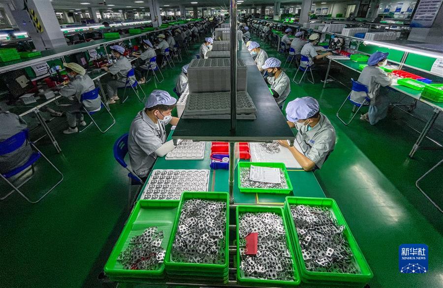 　　6月9日，在位于江苏省常州市钟楼区的江苏精研科技股份有限公司，工人们在生产车间进行生产作业。新华社记者 李博 摄