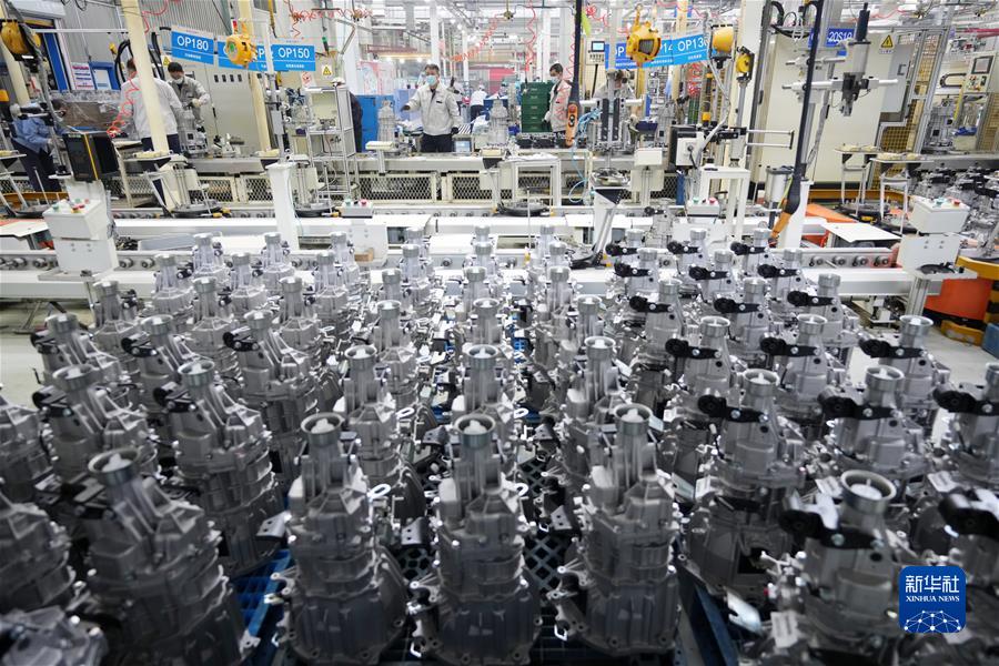 　　4月15日，在哈尔滨东安汽车动力股份有限公司生产车间，工人在生产作业。新华社记者 王建威 摄
