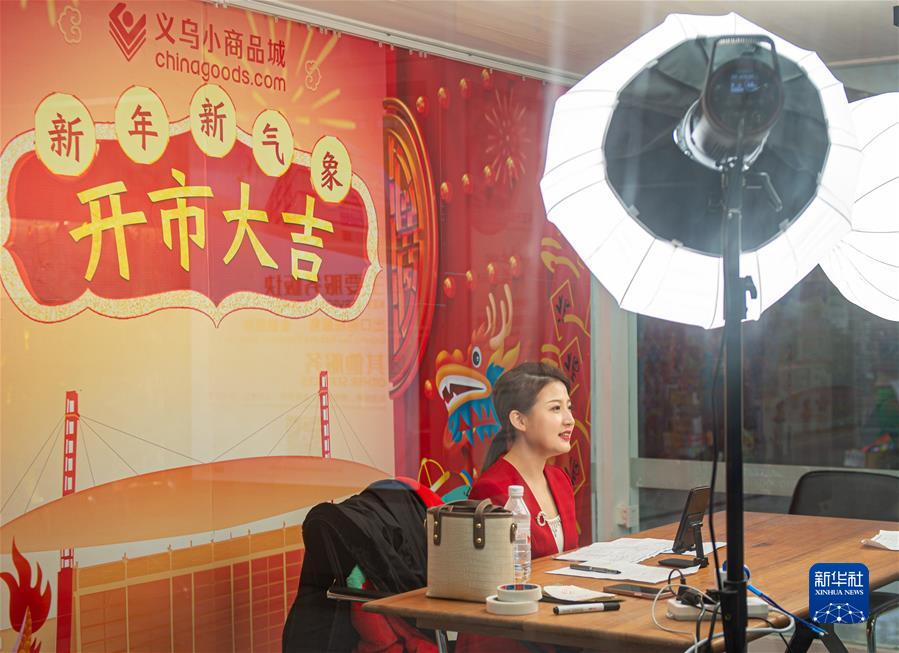 　　2月12日，主播通过直播方式向采购商介绍义乌中国小商品城开市情况。新华社记者 江汉 摄