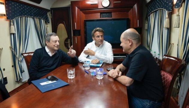 德国总理朔尔茨（右）、法国总统马克龙（中）和意大利总理德拉吉（左）乘坐开往基辅的火车（乌克兰国家通讯社）