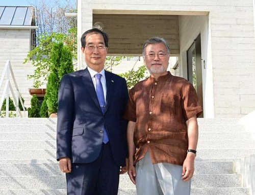 韩国新任总理韩德洙拜访文在寅，发了与文在寅的合影