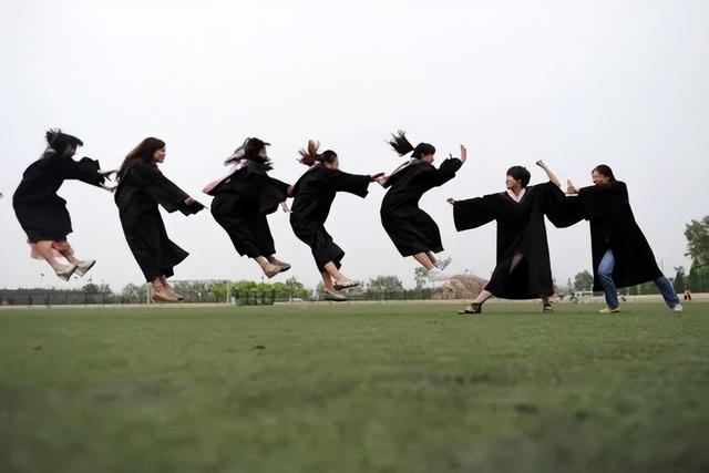 拍毕业照因穿着亮眼被叫到第一排,博主晒照后遭攻击:她凭什么?休闲区蓝鸢梦想 - Www.slyday.coM 拍毕业照因穿着亮眼被叫到第一排,博主晒照后遭攻击:她凭什么?休闲区蓝鸢梦想 - Www.slyday.coM