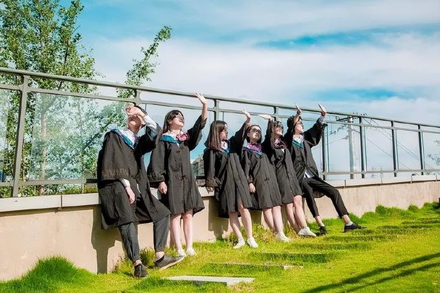 拍毕业照因穿着亮眼被叫到第一排,博主晒照后遭攻击:她凭什么?休闲区蓝鸢梦想 - Www.slyday.coM 拍毕业照因穿着亮眼被叫到第一排,博主晒照后遭攻击:她凭什么?休闲区蓝鸢梦想 - Www.slyday.coM