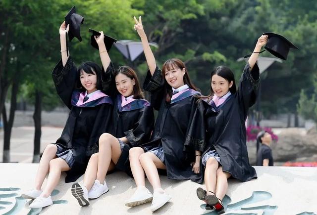 拍毕业照因穿着亮眼被叫到第一排,博主晒照后遭攻击:她凭什么?休闲区蓝鸢梦想 - Www.slyday.coM 拍毕业照因穿着亮眼被叫到第一排,博主晒照后遭攻击:她凭什么?休闲区蓝鸢梦想 - Www.slyday.coM