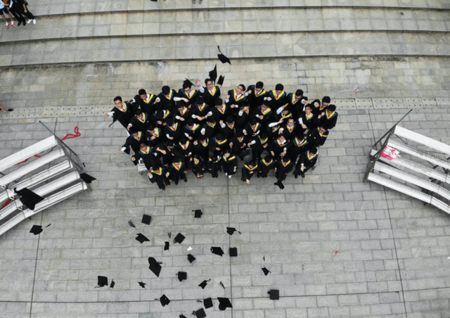 拍毕业照因穿着亮眼被叫到第一排,博主晒照后遭攻击:她凭什么?休闲区蓝鸢梦想 - Www.slyday.coM 拍毕业照因穿着亮眼被叫到第一排,博主晒照后遭攻击:她凭什么?休闲区蓝鸢梦想 - Www.slyday.coM