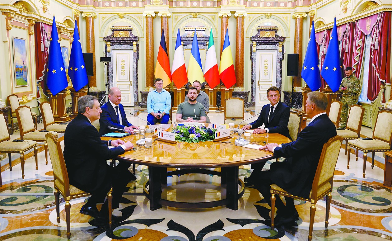 6月16日，意大利总理德拉吉、德国总理朔尔茨、乌克兰总统泽连斯基、法国总统马克龙、 罗马尼亚总统约翰尼斯 （从左至右） 在基辅的乌克兰总统官邸举行会晤。
