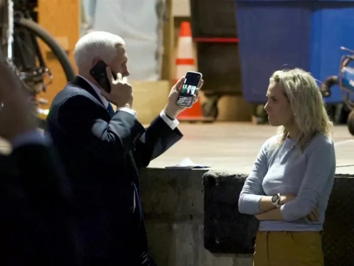 彭斯躲在地下停车场时，观看特朗普称赞示威者的视频，女儿夏洛特在他身边。图片来源：英国《独立报》