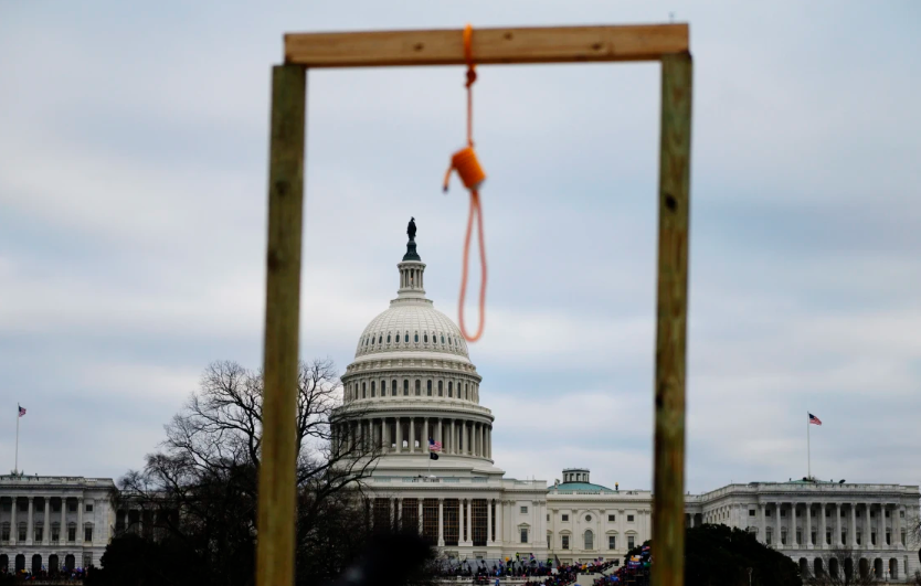 骚乱当天，国会大厦西侧竖起了临时绞刑架。图片来源：NBC