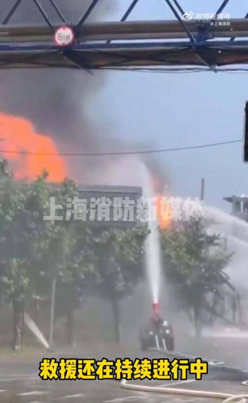 (截图自上海消防官方视频,图片仅限本篇文章使用)