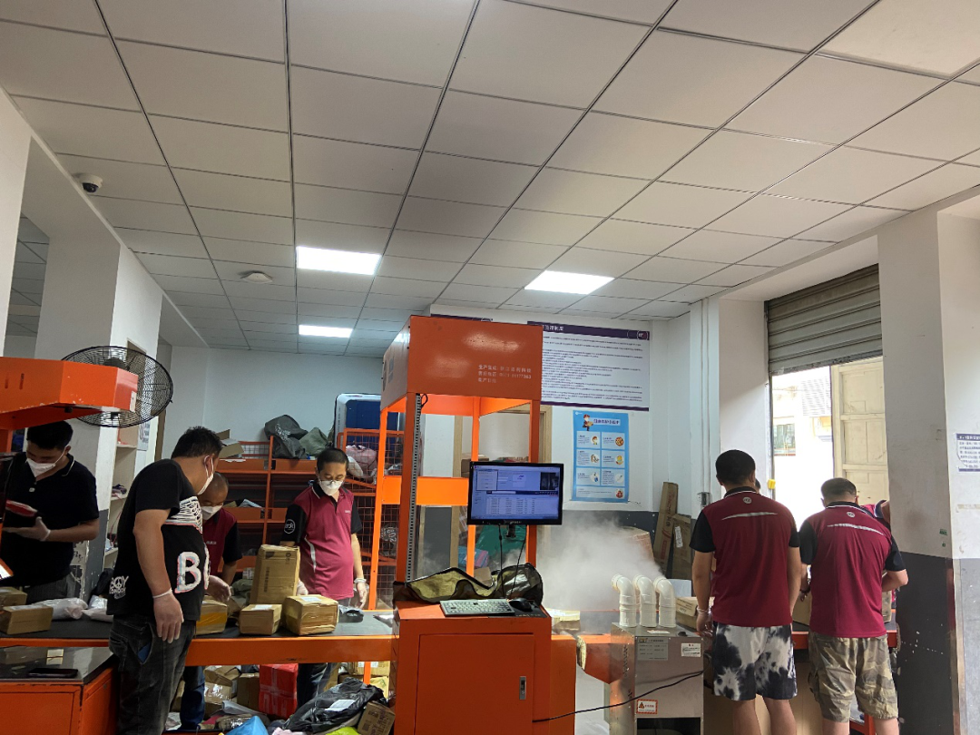 上海长宁区圆通速递网点快递员对快递进行消杀和分拣 本报记者/摄