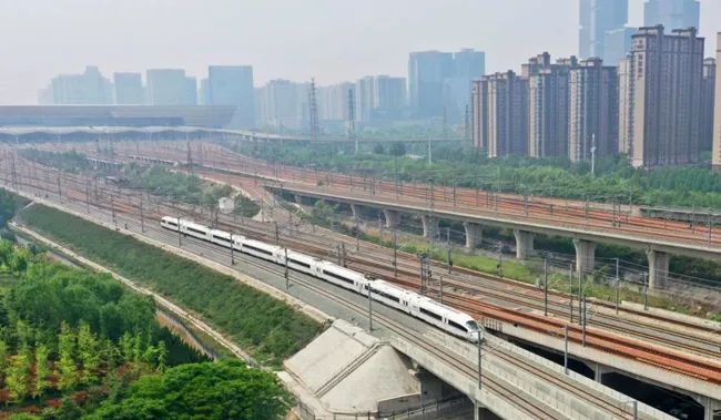 一列济郑高铁运行试验动车组列车从郑州东站驶出。图片来源：国铁集团郑州局 王玮摄