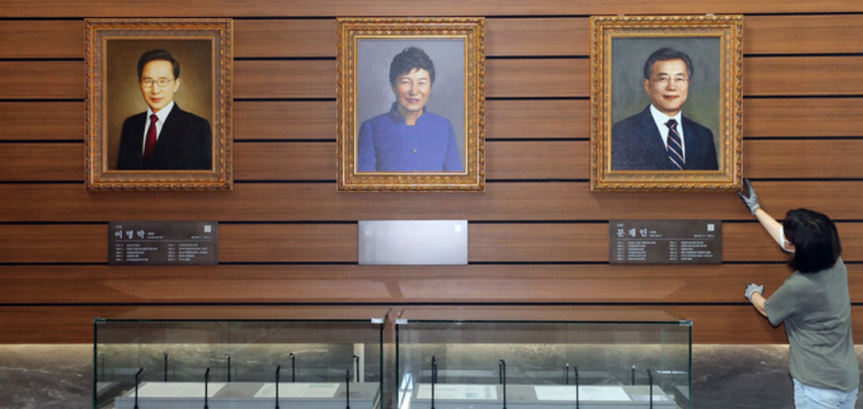 文在寅肖像画首次公开展示 与朴槿惠同框