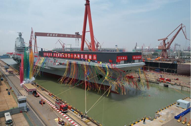6月17日上午，我国第三艘航空母舰下水命名仪式在中国船舶集团有限公司江南造船厂举行。（新华社记者 李刚 摄）