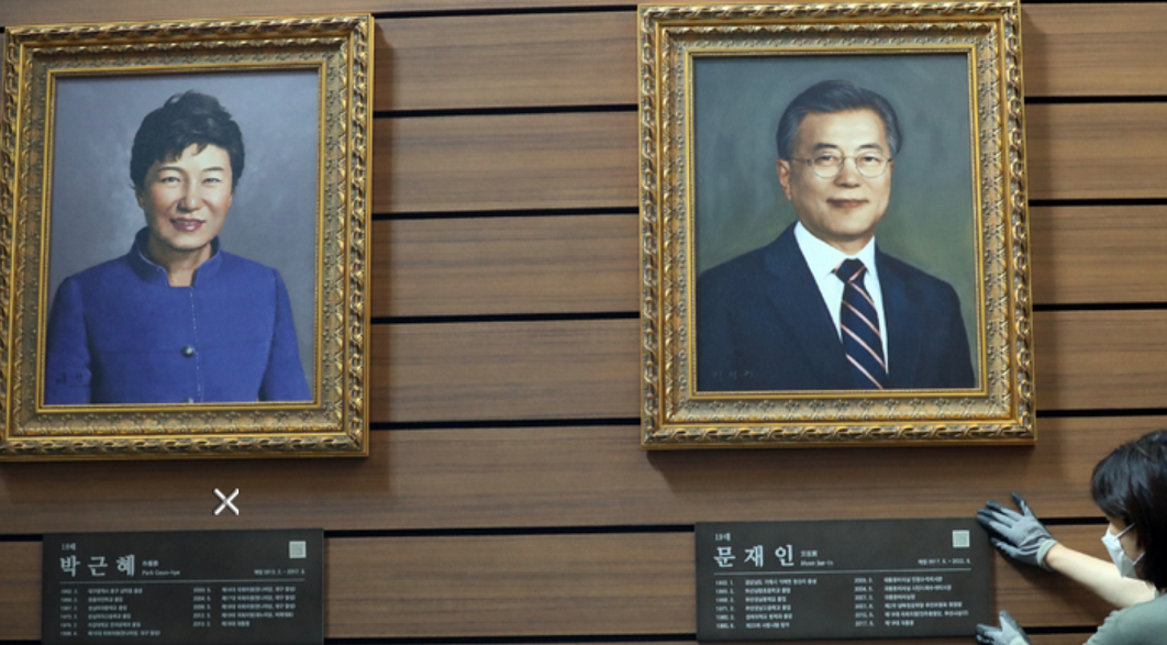 文在寅与朴槿惠的肖像画同框（韩国纽西斯通讯社）