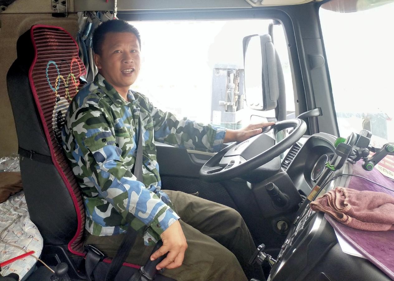 杨旭在驾驶室里