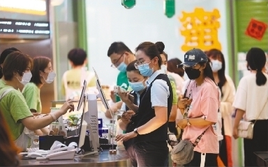 鞍山商业街良好的消费环境吸引八方来客。本报特约记者 周 石 摄