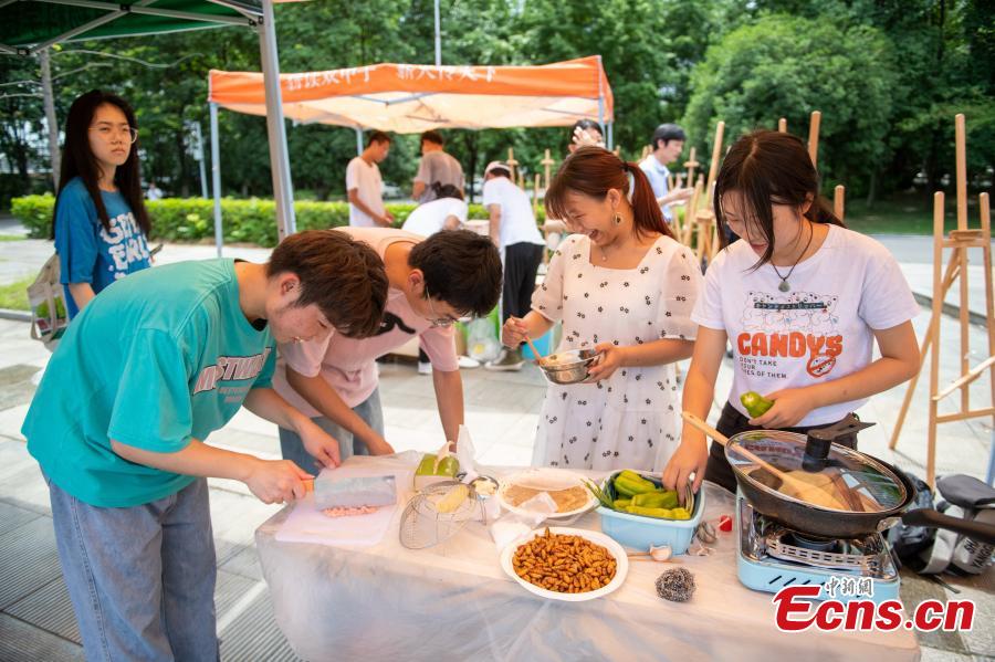 <p>College students taste food cooked with insects in Wuhan, central China's Hubei Province, June 21, 2022. (Photo/China News Service)</p>