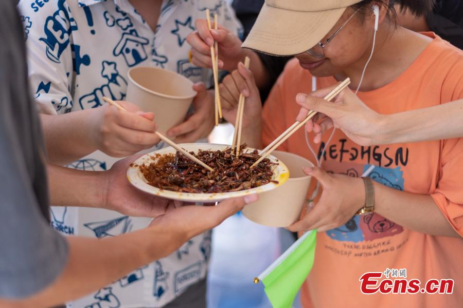 <p>College students taste food cooked with insects in Wuhan, central China's Hubei Province, June 21, 2022. (Photo/China News Service)</p>