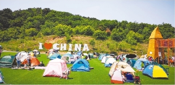 千山区韩家峪村的一家户外游乐园内,来露营的游客自带帐篷亲近大自然。本报特约记者 李经川 摄