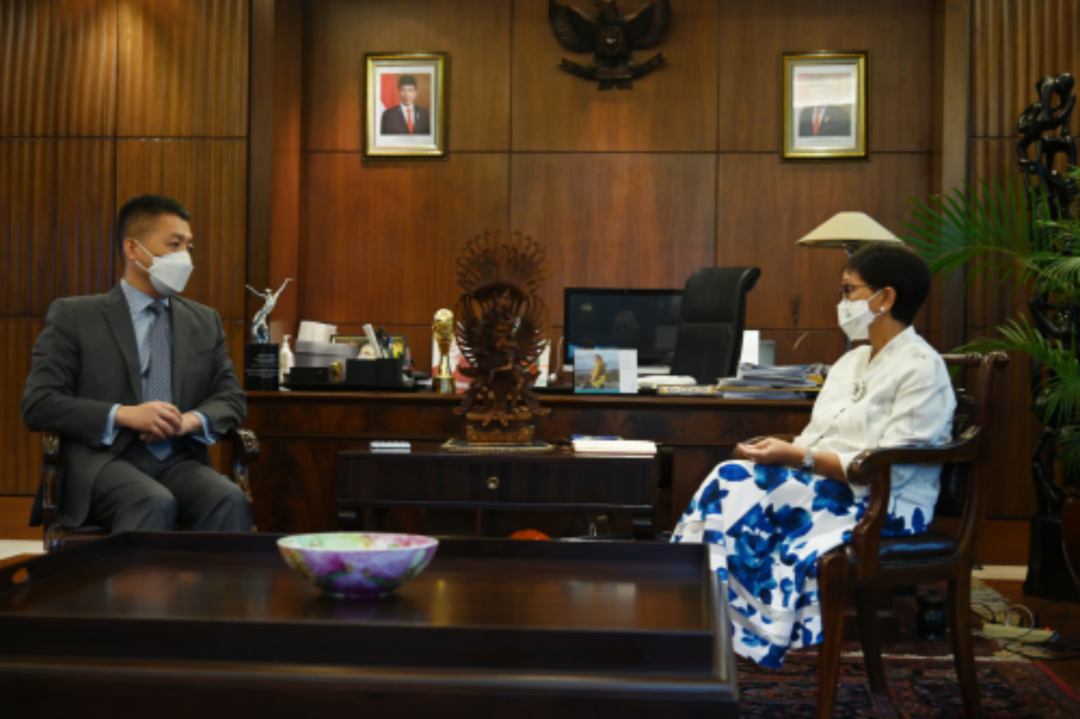 5月23日，驻印度尼西亚大使陆慷（左）会见印尼外交部长蕾特诺 图：外交部网站