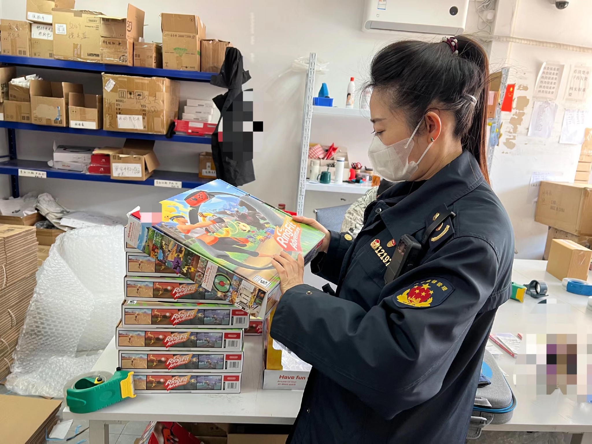 執法人員對上海衡緣實業有限公司經營場所進行檢查。