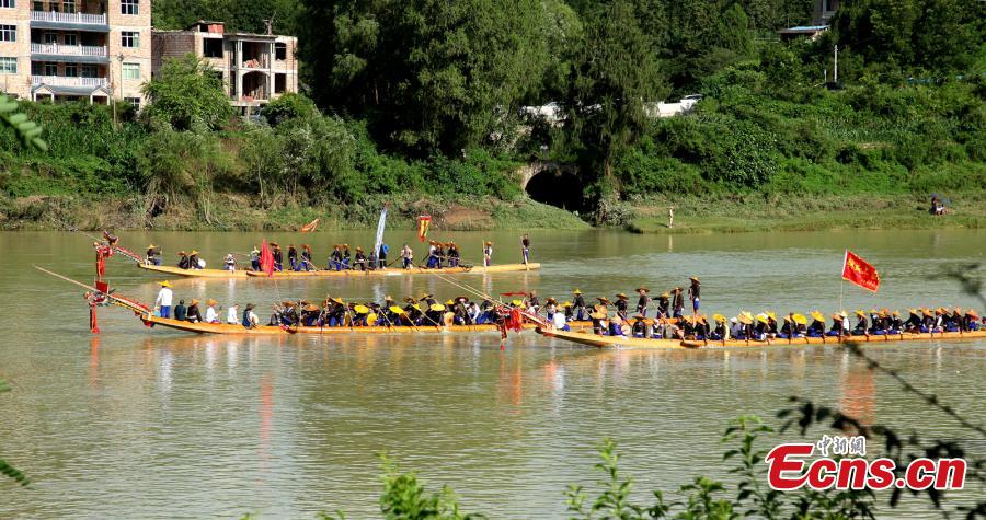 <p>Dragon canoes race against each on Qingshui river to celebrate the Dragon Canoe Festival at Shibing county, southwest China's Guizhou Province, June 22, 2022. People of Miao ethnic group pray for a good weather and a nice harvest through the Dragon Canoe Festival.  (Photo: China News Service/Feng Li)</p>