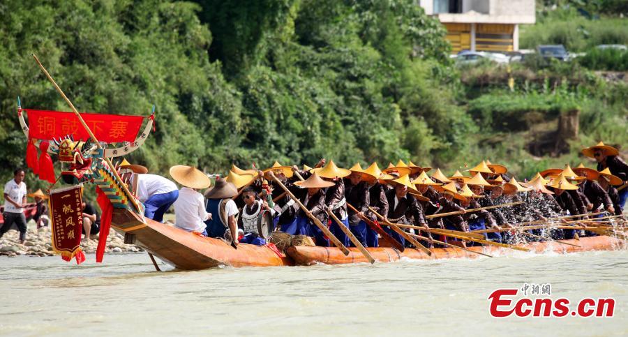 <p>Dragon canoes race against each on Qingshui River to celebrate the Dragon Canoe Festival at Shibing county, southwest China's Guizhou Province, June 22, 2022. People of Miao ethnic group pray for a good weather and a nice harvest through the Dragon Canoe Festival.  (Photo: China News Service/Feng Li)</p>