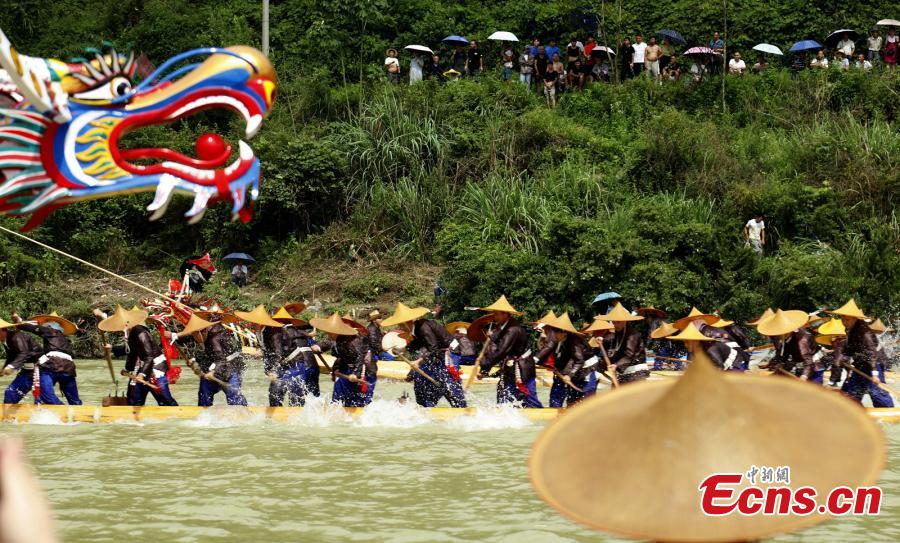 <p>Dragon canoes race against each on Qingshui river to celebrate the Dragon Canoe Festival at Shibing county, southwest China's Guizhou Province, June 22, 2022. People of Miao ethnic group pray for a good weather and a nice harvest through the Dragon Canoe Festival.  (Photo: China News Service/Feng Li)</p>