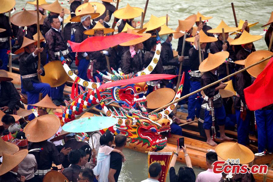 <p>People of Miao ethnic group take part in a race on Qingshui river to celebrate the Dragon Canoe Festival at Shibing county, southwest China's Guizhou Province, June 22, 2022. People of Miao ethnic group pray for a good weather and a nice harvest through the Dragon Canoe Festival.  (Photo: China News Service/Feng Li)</p>