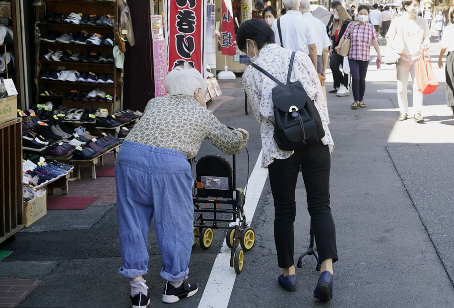 日本老人走在街上（資料圖）