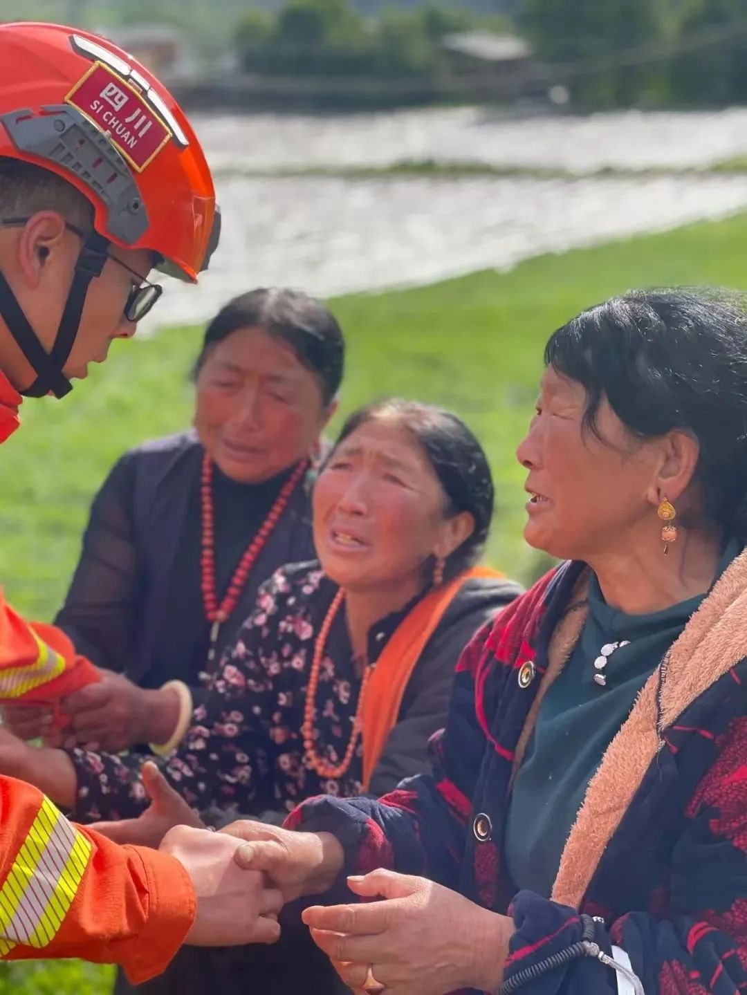 藏族阿妈拉着消防救援人员的手热泪盈眶