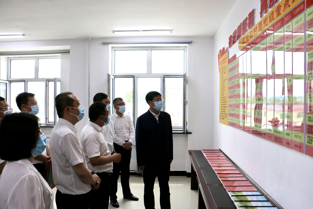 隋洪波在铁力市农业农村局查看"四个体系"建设情况在铁力良种场,隋
