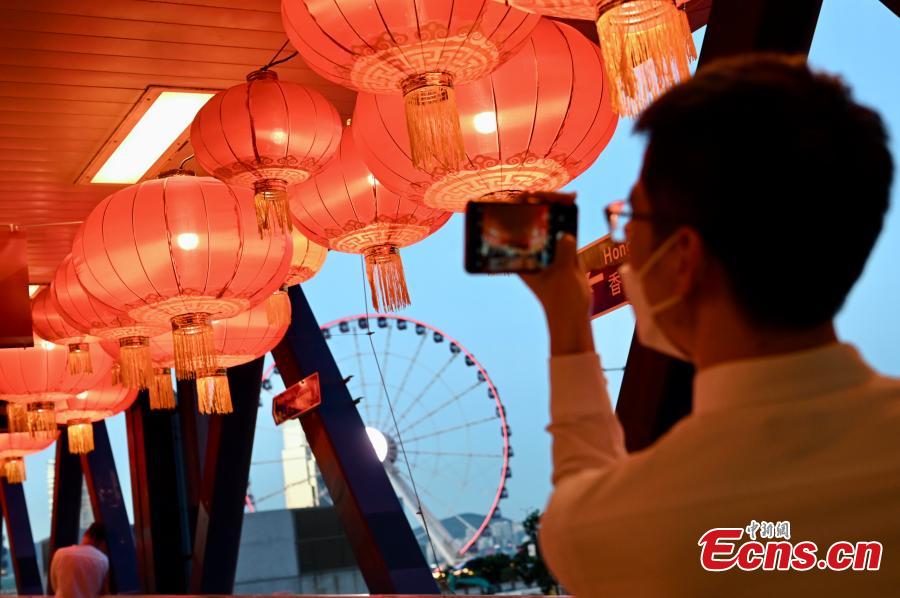 <p>Lanterns are hung above an overbridge in the Hong Kong Special Administrative Region, June 23, 2022. This year marks the 25th anniversary of Hong Kong's return to the motherland. (Photo: China News Service/Li Zhihua)</p>