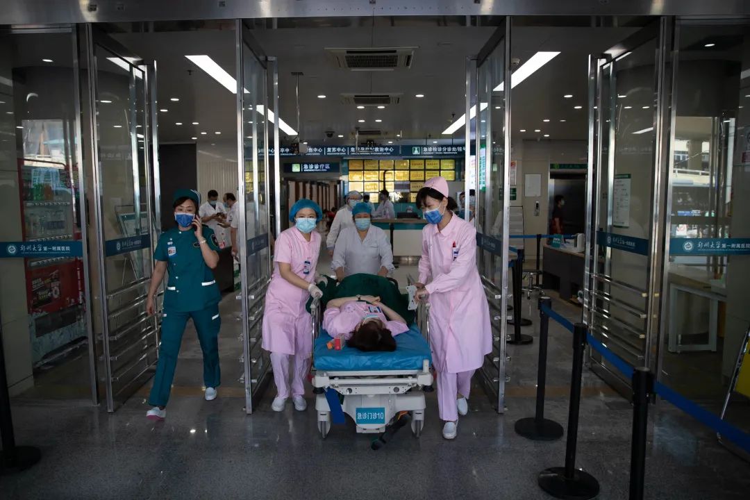 2021年7月26日，郑州大学第一附属医院河医院区正式恢复接诊，医护人员正在转运患者。7月20日，该院受暴雨影响全部断电  。（王伟伟 摄 | 视觉中国 供图）