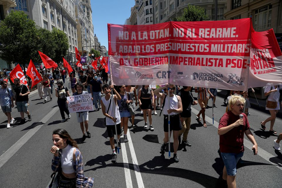2022年6月26日，西班牙马德里，示威者在北约峰会前参加反对北约峰会的抗议活动。图自外媒