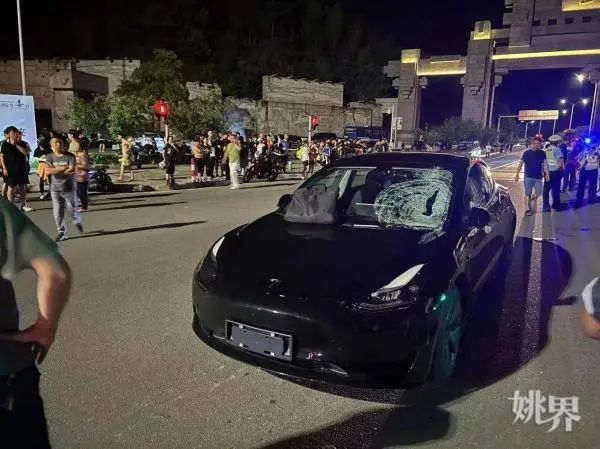余姚四明山山门附近路口发生惨烈车祸，女子带小孩过马路时被撞|余姚市