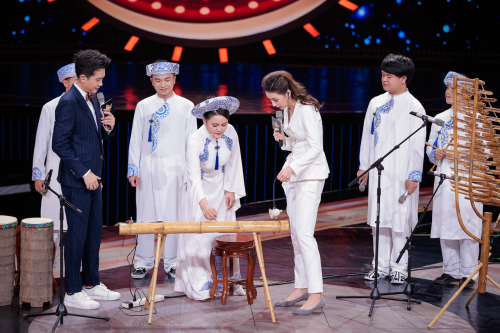赵霞以“东兴京乐乐团”团员身份在节目中介绍独弦琴