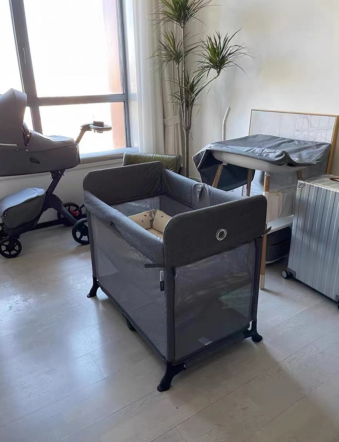 让婴儿自己睡在婴儿床上好还是睡在父母床上好?