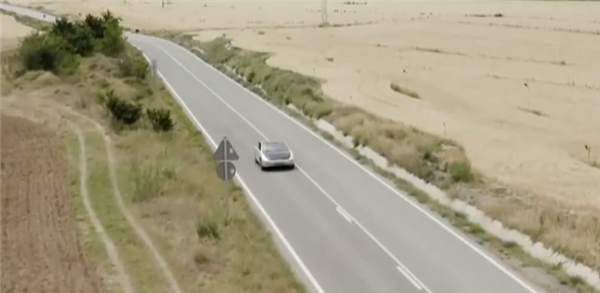 176万元 全球首款量产版太阳能汽车路测:7个月不用充电