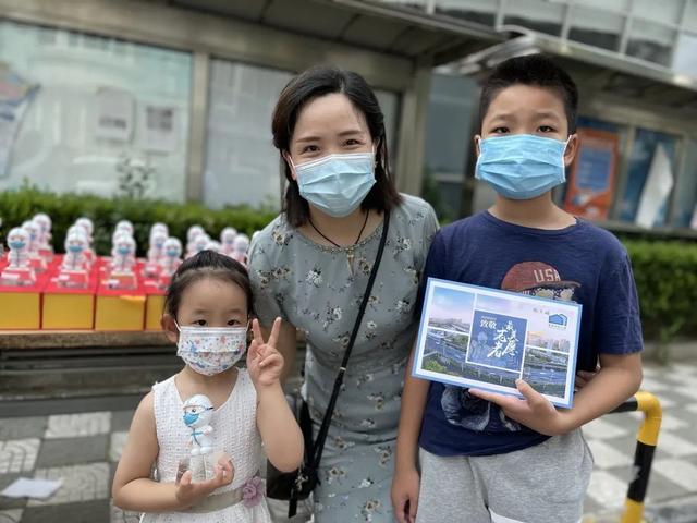 专属定制!宝山这个小区志愿者收到一份“特殊礼物”(图3) 专属定制!宝山这个小区志愿者收到一份“特殊礼物”(图3)