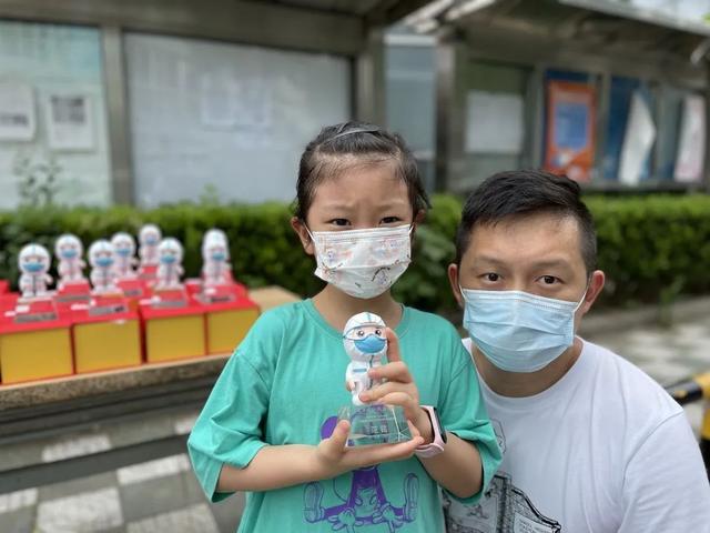 专属定制!宝山这个小区志愿者收到一份“特殊礼物”(图2) 专属定制!宝山这个小区志愿者收到一份“特殊礼物”(图2)