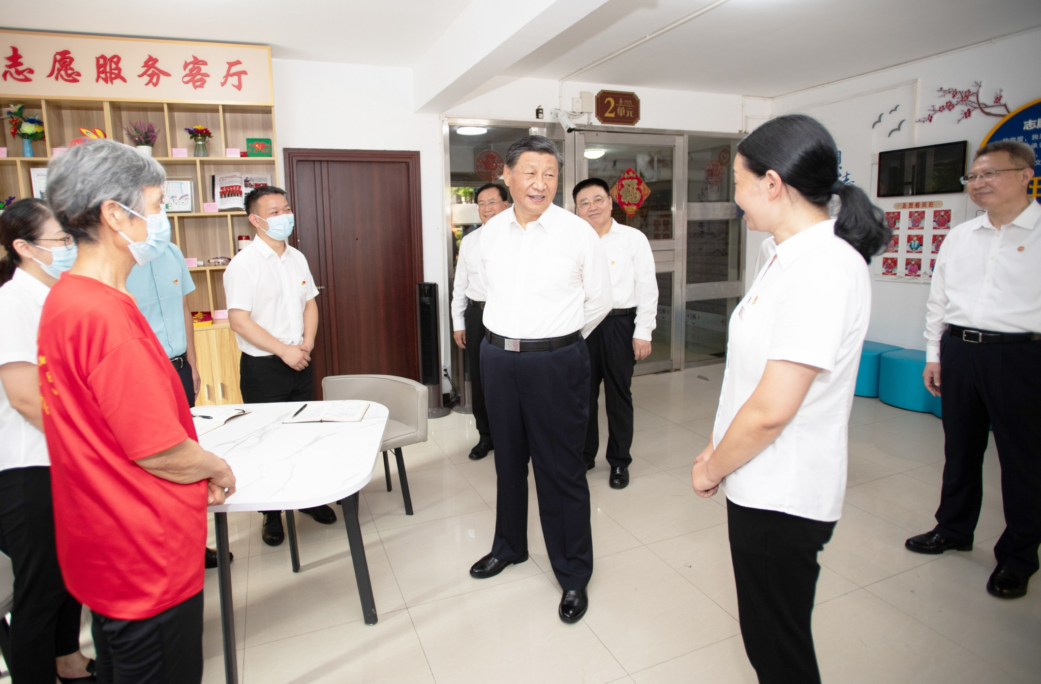 6月28日,中共中央总书记、国家主席、中央军委主席习近平在湖北省武汉市考察。这是28日下午,习近平在东湖高新区左岭街道智苑社区志愿服务客厅,向社区工作者、下沉党员干部、志愿者了解基层疫情联防联控机制运行情况。